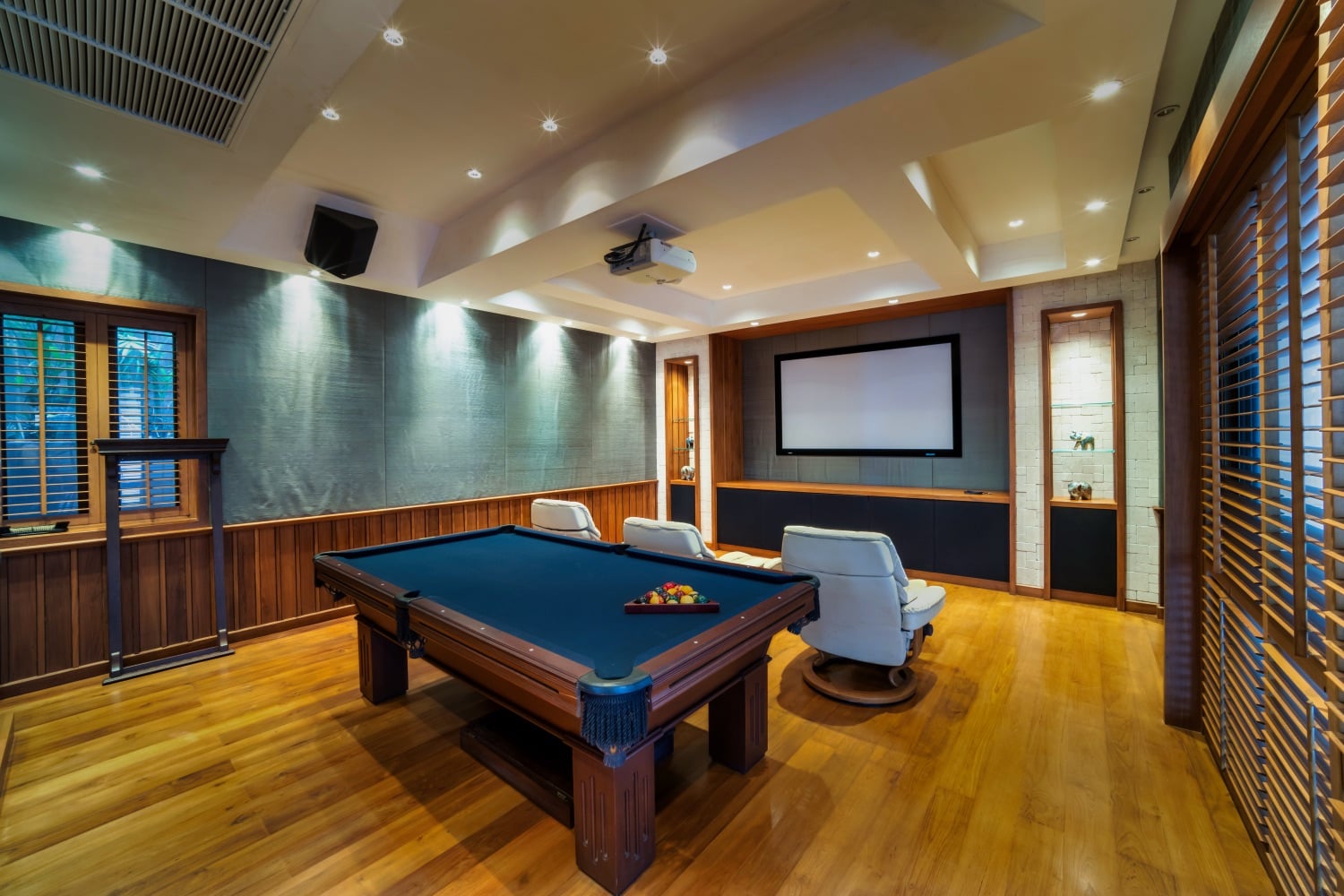 Villa Apsara entertainment room with pool table and projection screen